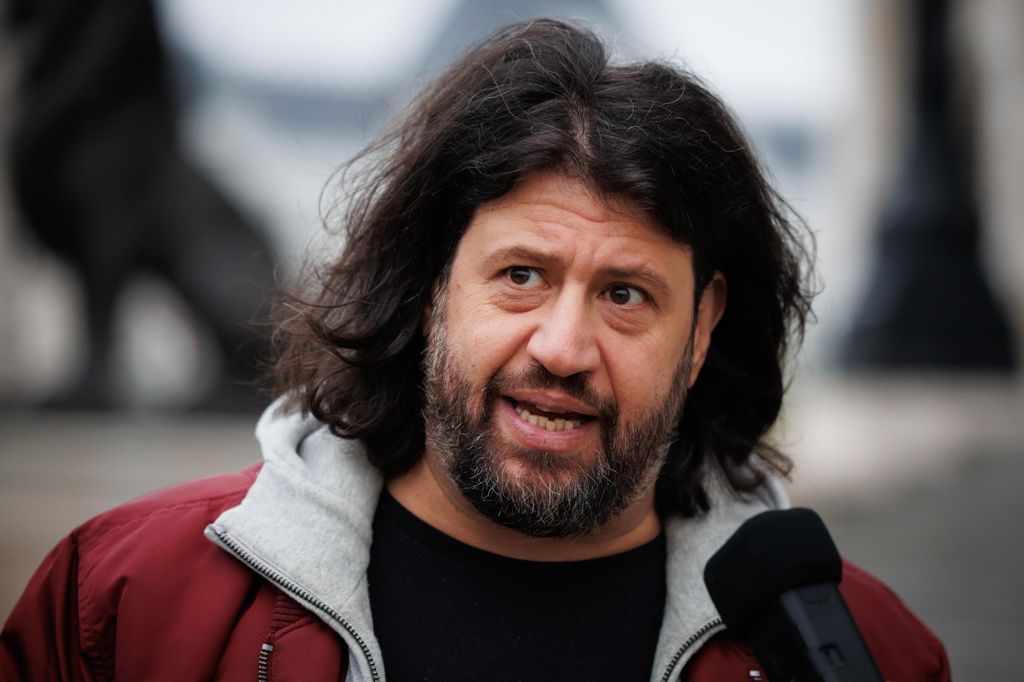 20251005 -- Puzsér Róbert Kossuth téri tüntetése // fotó: Hatlaczki Balázs