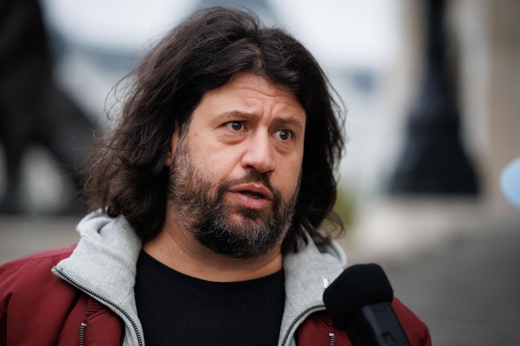 20251005 -- Puzsér Róbert Kossuth téri tüntetése // fotó: Hatlaczki Balázs
