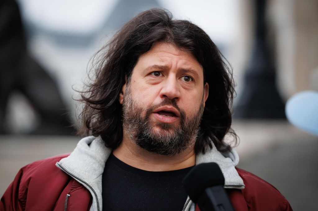 20251005 -- Puzsér Róbert Kossuth téri tüntetése // fotó: Hatlaczki Balázs