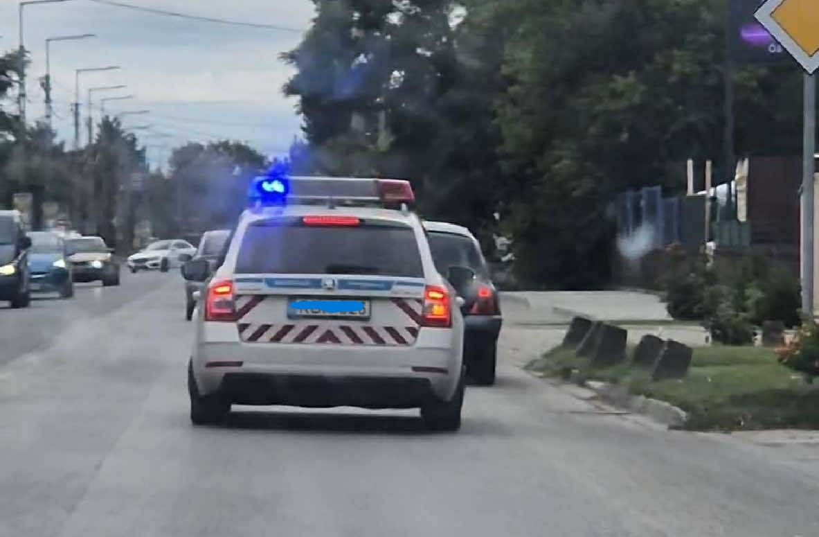 A járőr villogó lámpával, szirénázva követte Koszi Pista autóját, aminek nem működött a világítása. Lefotózták a jelenetet. Így derült ki, hogy Koszi Pista szabadult.