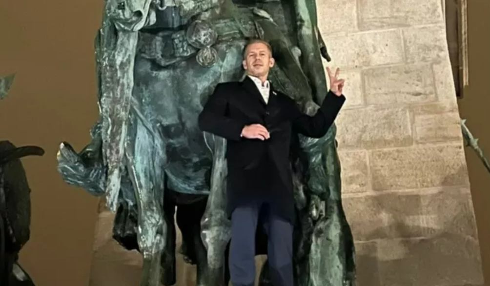 Bütyök, amint az arcával éppen bevilágítja a teret.