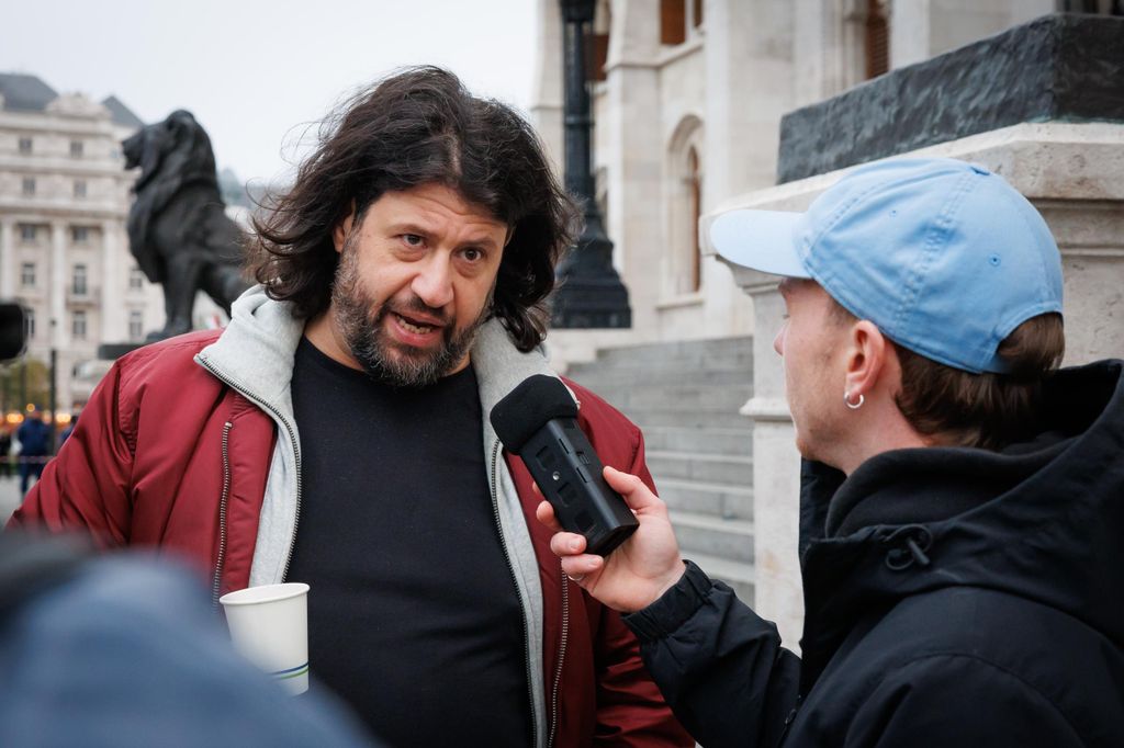 20251005 -- Puzsér Róbert Kossuth téri tüntetése // fotó: Hatlaczki Balázs