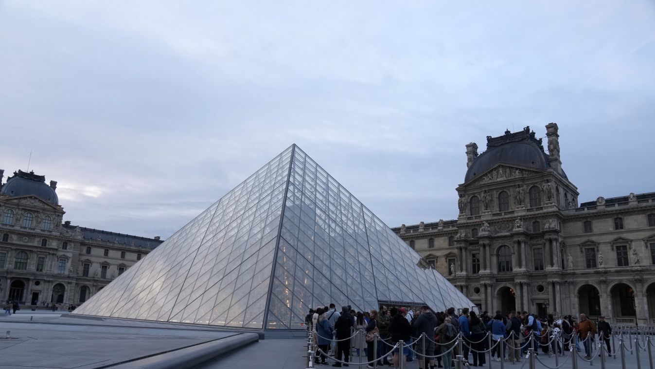Videón a munkásnak öltözött rablók, akik fényes nappal fosztották ki a Louvre-t