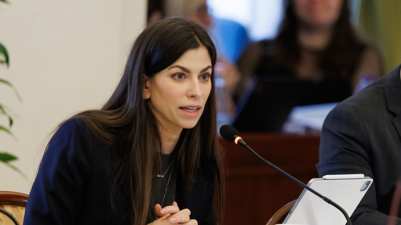 A "szűkölködő" Karácsonyék pénzesőjéből még baloldali luxizásra is futotta