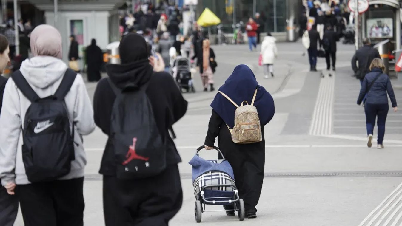 Bécsi keringő: csődben az önkormányzatok, a migránsok pedig jól megvannak