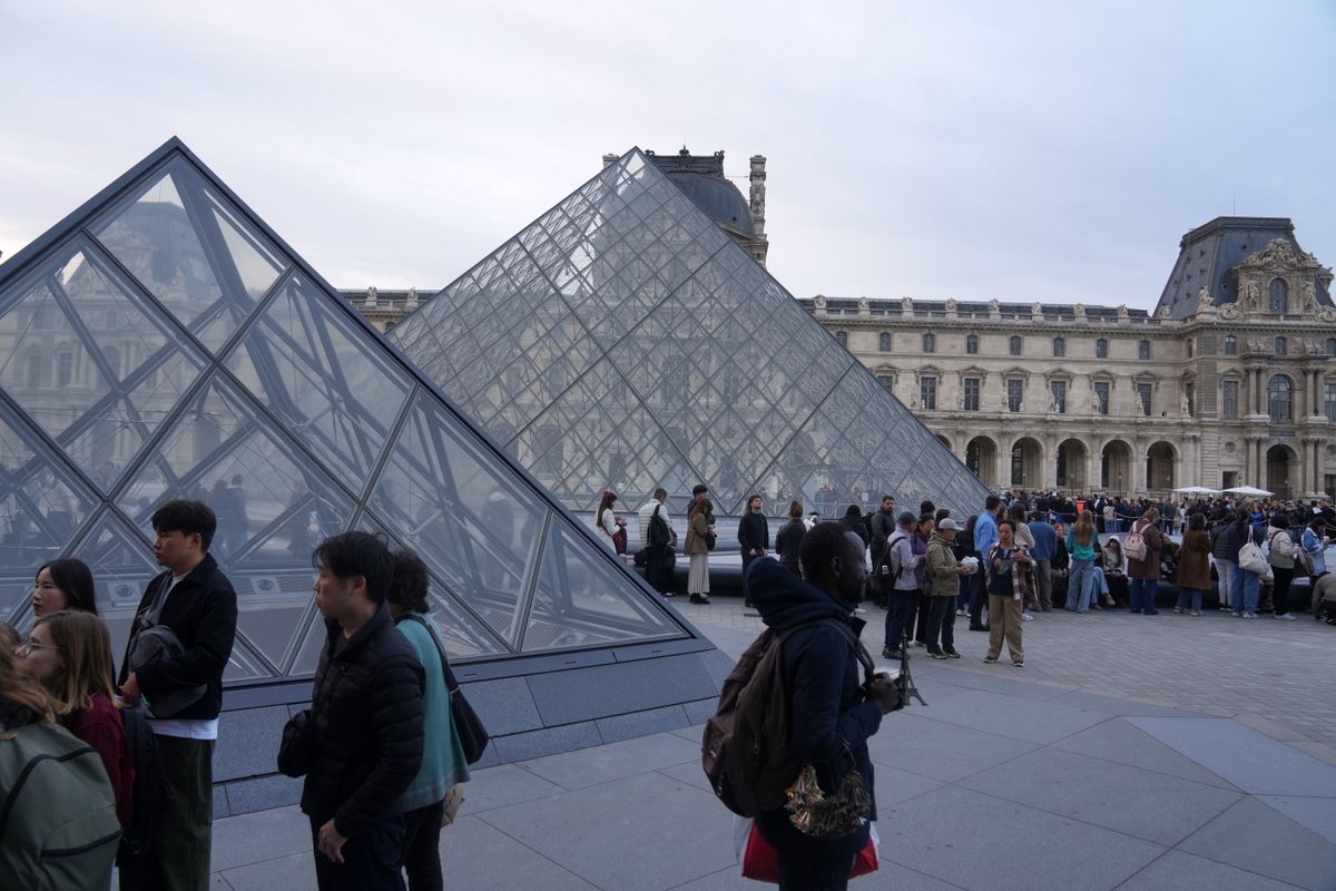 Videón a munkásnak öltözött rablók, akik fényes nappal fosztották ki a Louvre-t