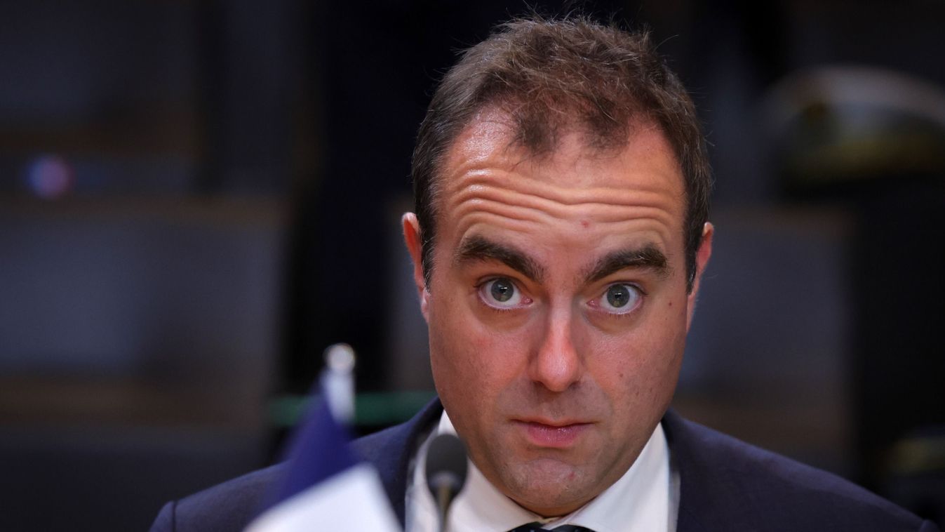 Macron még lemondani sem hagyja a miniszterelnökét