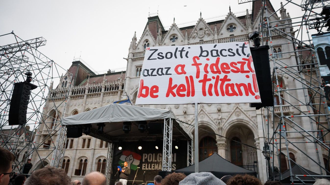 Százak az álhírek mellett - Avagy a megvezetett bolondok egy tanúkihallgatás miatt mentek utcára