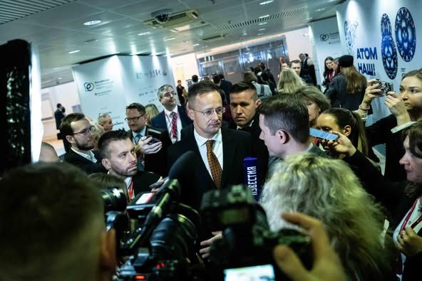 Szijjártó Péter éppen elmagyarázza, miért nem lehet morállal fűteni