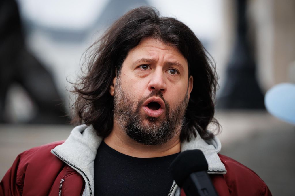 20251005 -- Puzsér Róbert Kossuth téri tüntetése // fotó: Hatlaczki Balázs
