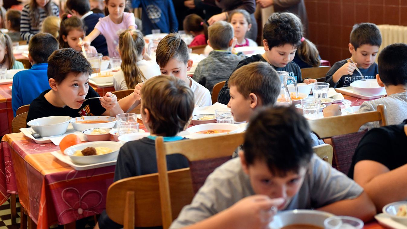 Negyvenhét gyerek került kórházba – Megszólalt a felelős