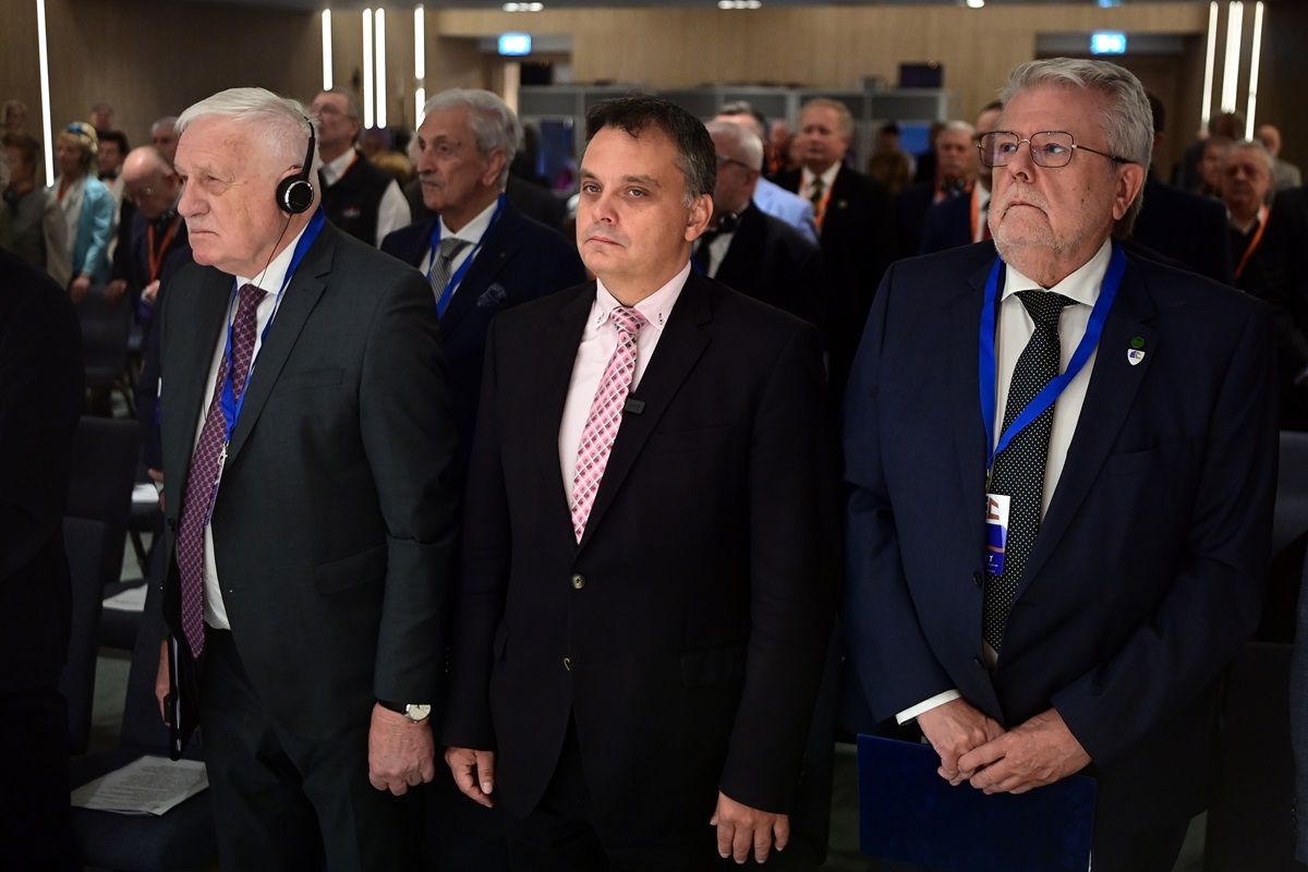 PEuCET CSIZMADIA László; KLAUS, Václav; LATORCAI Csaba