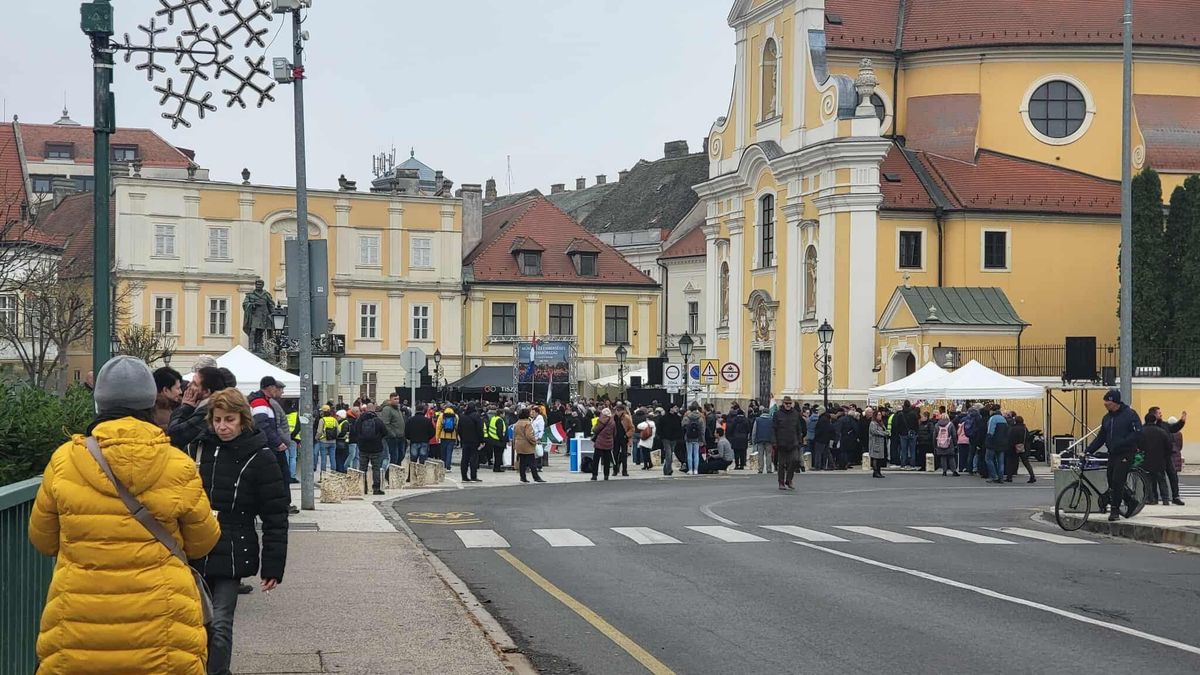 Tisza a valóságban: a budapesti hívők megérkezése előtt ennyien várakoztak Bütyökre Győrben.