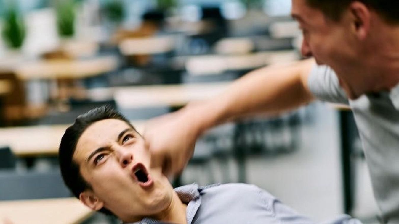 Tragédia a Morrison’s 2-ben: egyetlen ütés végzett a 25 éves vendéggel – elfogták a 28 éves támadót