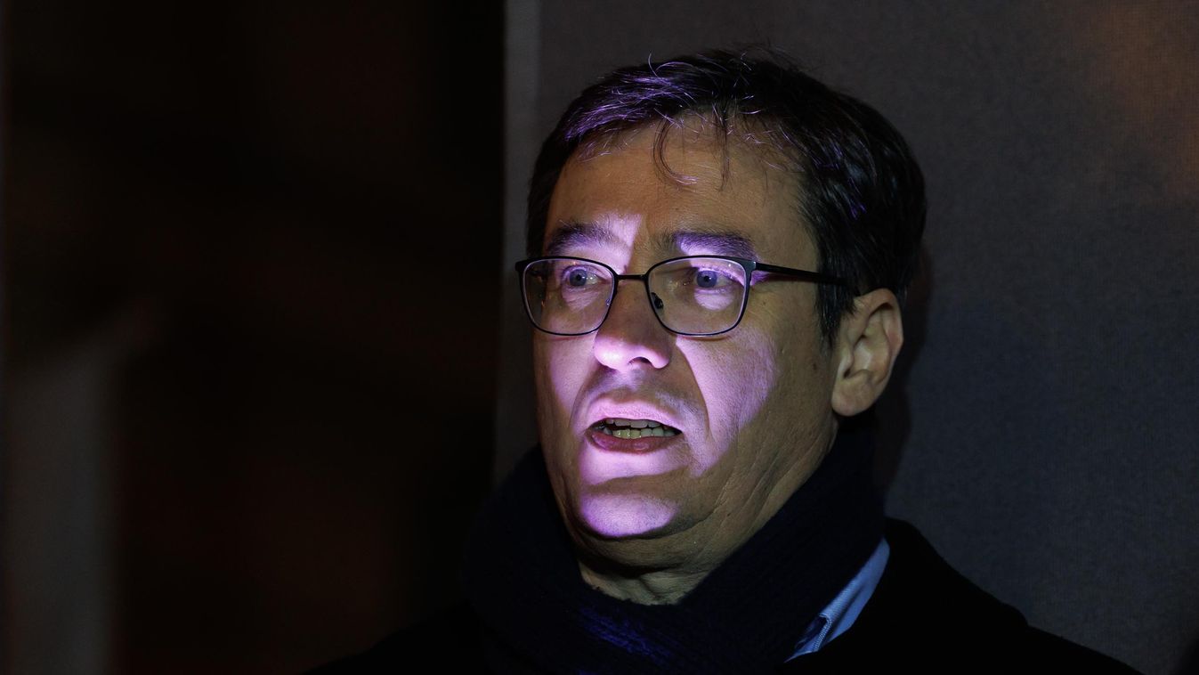 Karácsony titoktartást szeghetett az interjúban, ahol arról is beszélt, a pápa előtt sem térdelne le