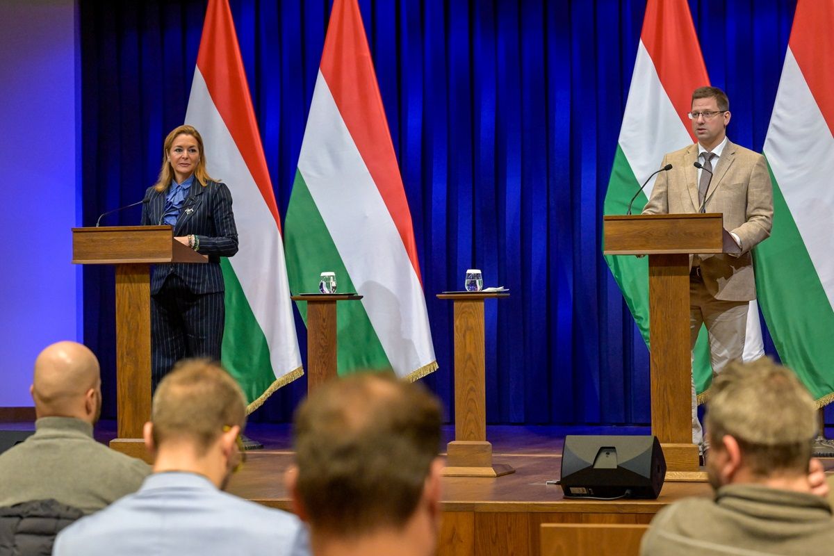 kormányinfó GULYÁS Gergely; VITÁLYOS Eszter