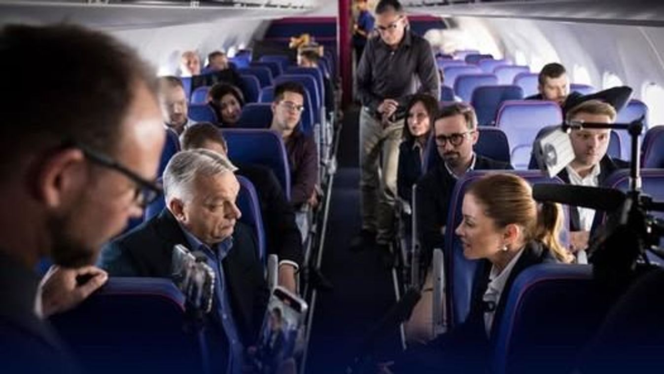 Orbán Viktor influenszerekkel és újságírókkal Washington felé