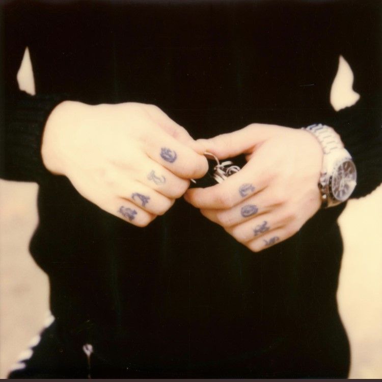 A Hammerbande főnöke is mebervadász volt Budapesten; öklén a tetoválás, "Halál a zsarukra", mindent elmond jelleméről (Fotó: Német Szövetségi Rendőrség)