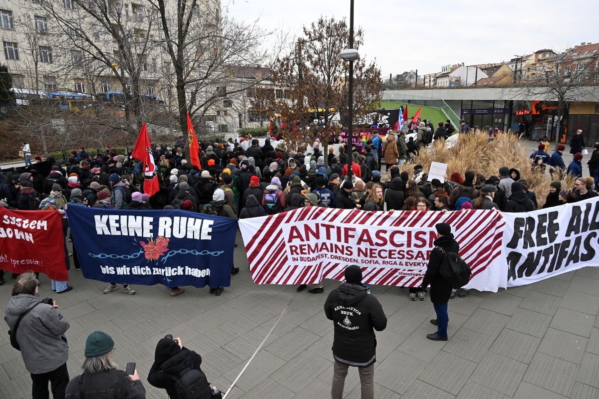 A “menő és fiatalos” két buta férfi nem érti, hogy miért hívjuk a terroristákat terroristáknak