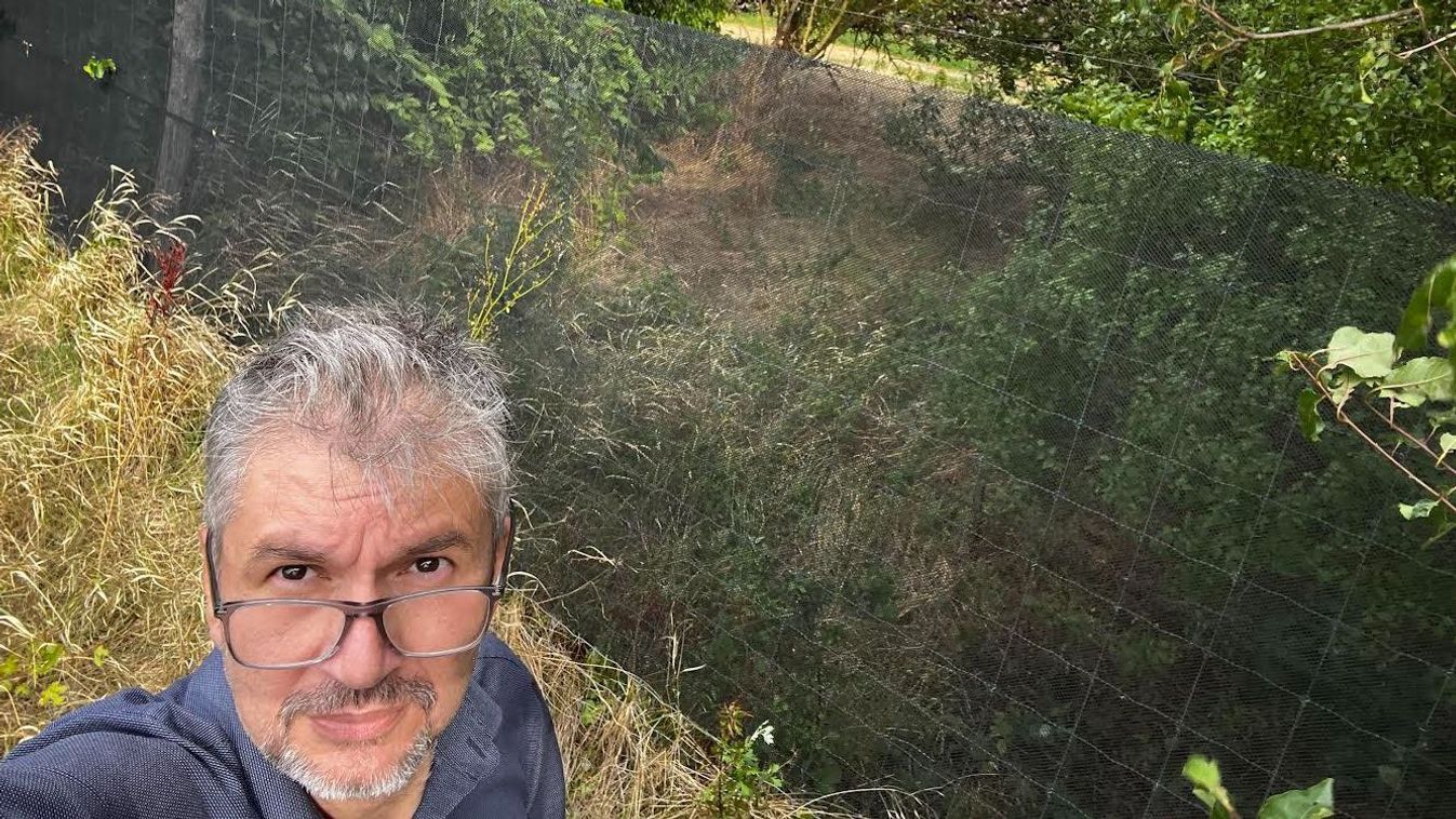 Hadházy Ákos úgy csinál mintha a külügyminiszter fia stadiont kapott volna a focizáshoz