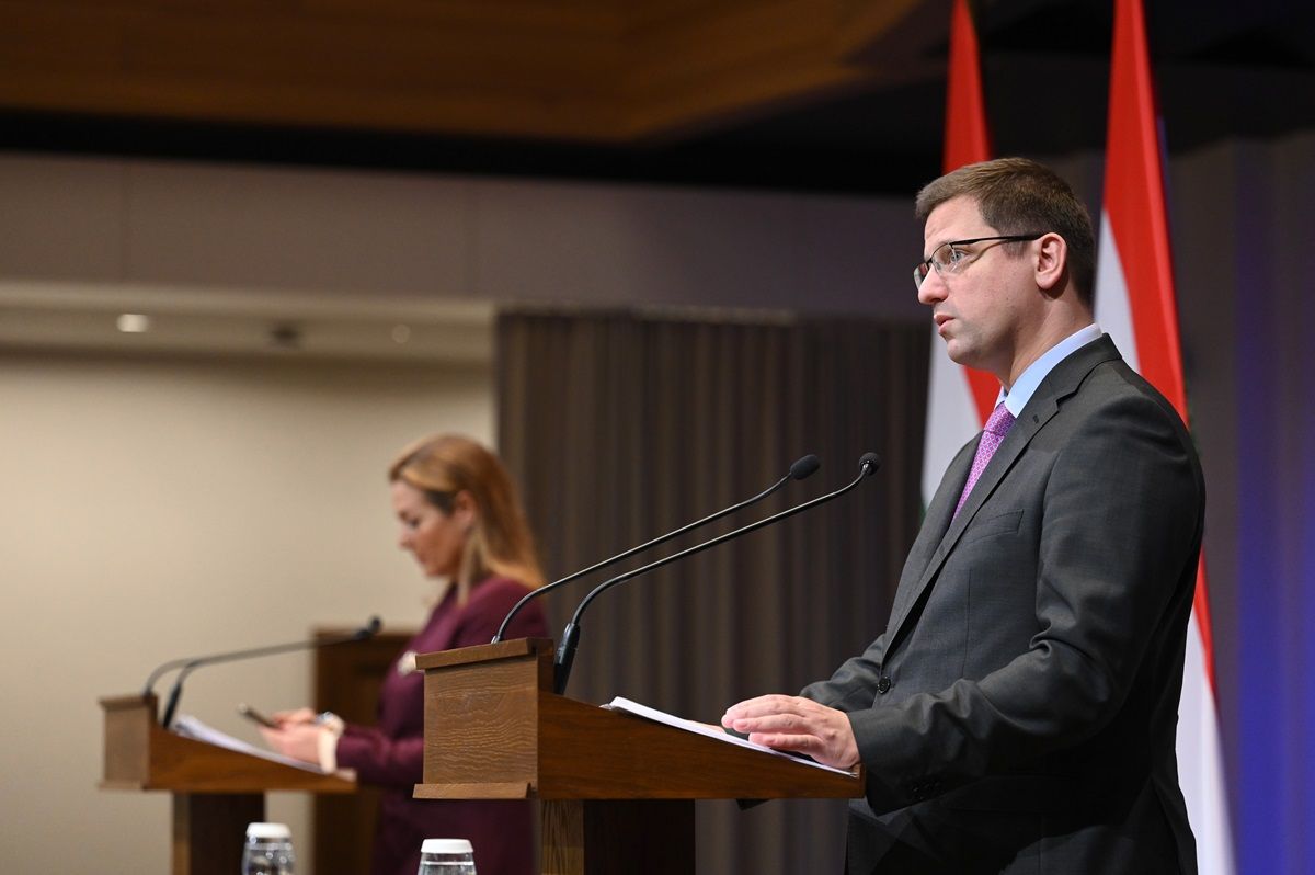 Kormányinfó GULYÁS Gergely; VITÁLYOS Eszter