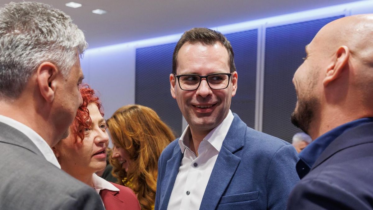 Molnár, Csaba, Központ