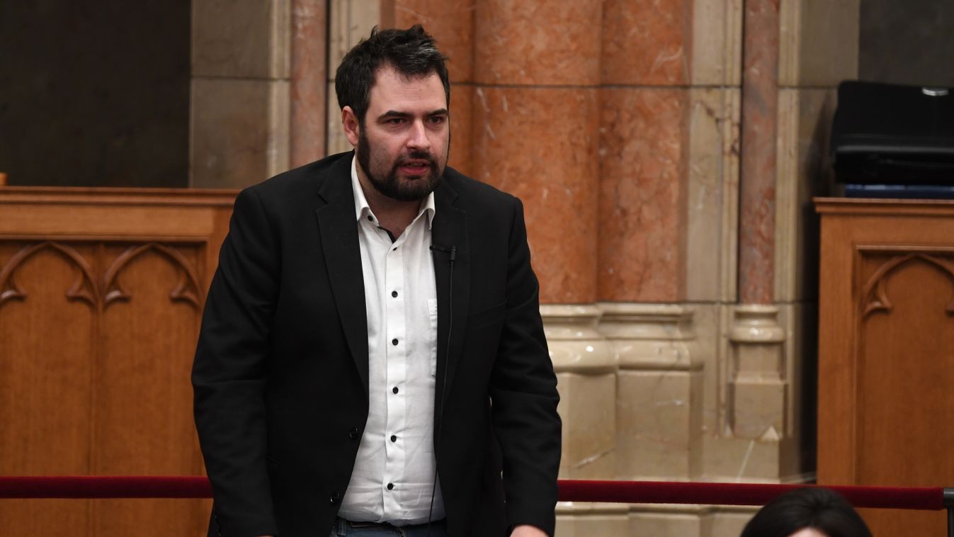 A Szabad Európa megszűnésénél sokkal aggasztóbb, hogy Jámbor Andrást még senki nem beszélte le a szelfi-videók készítéséről