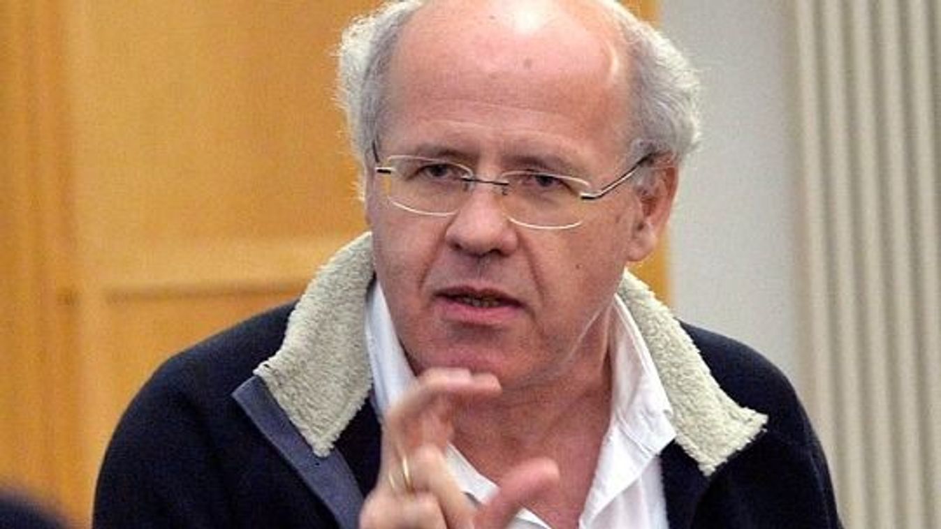 Tölgyessy éppen bemutatja Bütyök politikai jelentőségét