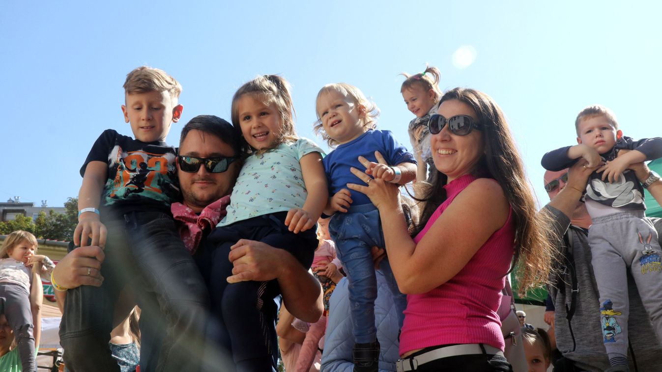 A nevelőszülőknek is kedvezményeket ad a kormány