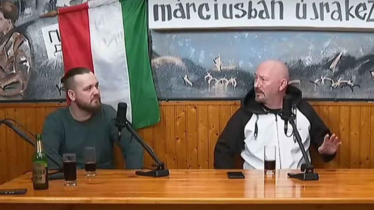 Petrás János, a zenekar énekes–szövegírója, és Bäck Zoltán gitáros a Polbeatben, az R56 Szabadságharcos Sörözőben