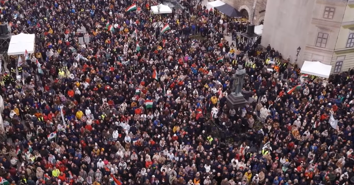 Bütyök hívei amint éppen Bütyköt imádják a bütyöktiszteleten