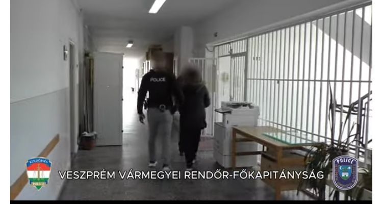 Az ajkai gyilkosság másik vélt elkövetője, az áldozat asszonya a rendőrség folyosóján