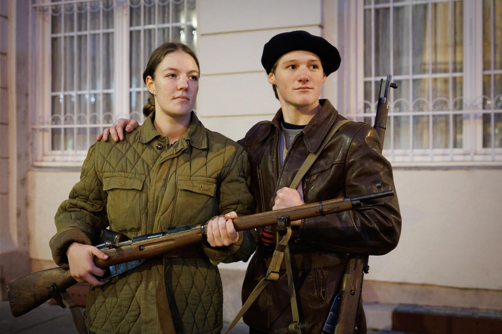 20251104 -- Halhatatlanok napja, Bem tér, hagymányörzők // fotó: Hatlaczki Balázs