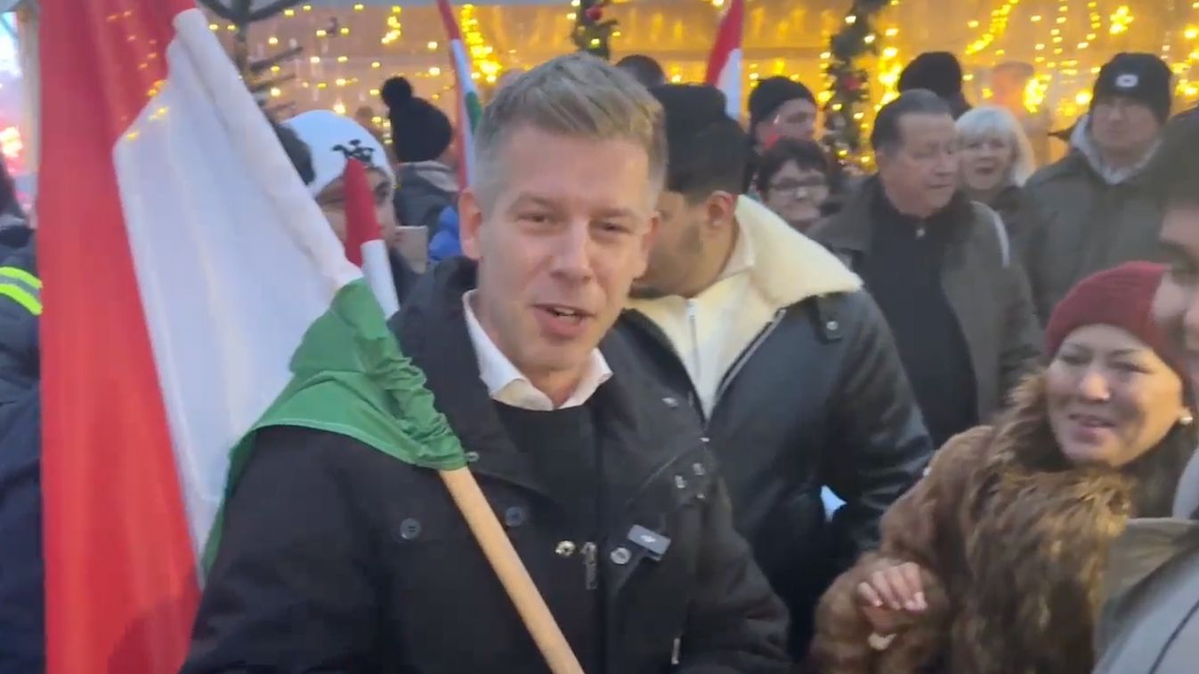 Van, akinek az adventi gyertyagyújtásról is önmaga jut eszébe