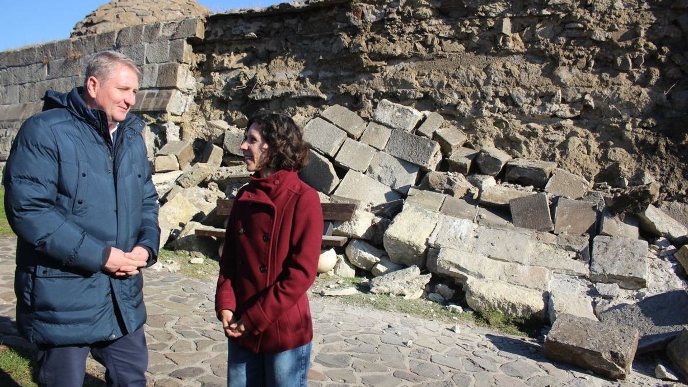 Robaj az éjszakában – Leomlott az egri vár Föld-bástyájának külső borítása