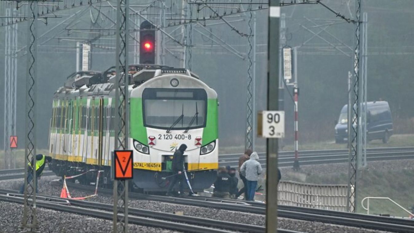 Megrongált vasúti pályaszakasznál vizsgálódnak a hatóságok a Varsó-Deblin vasútvonalon, a közép-lengyelországi Garwolin városnál levő Mika vasútállomás közelében 2025. november 17-én. Fotó: MTI/EPA/PAP/Przemyslaw Piatkowski