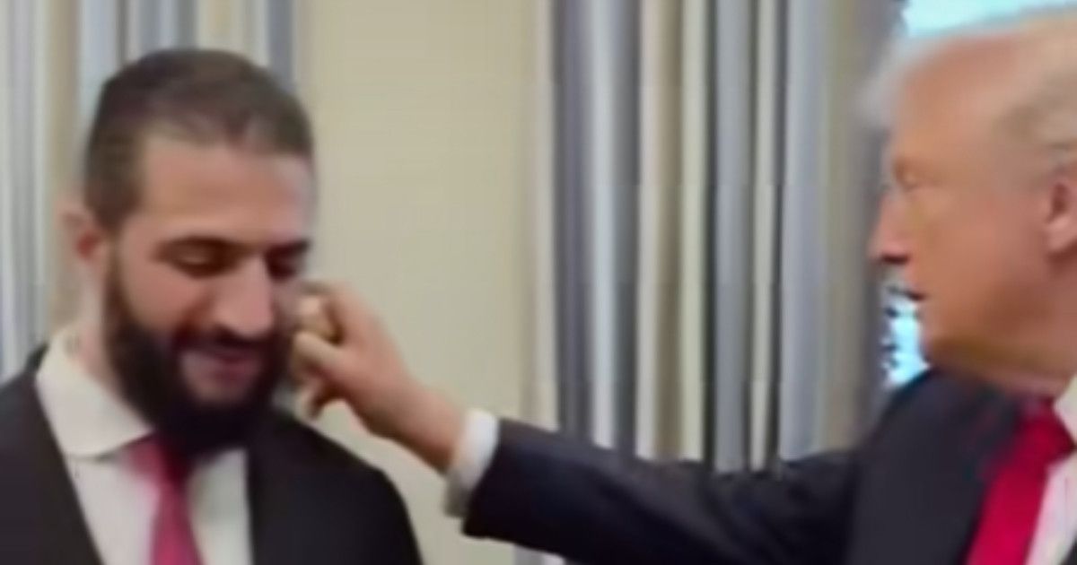 Trump még a fülét is megcibálta az ex-Al-Kaidásnak