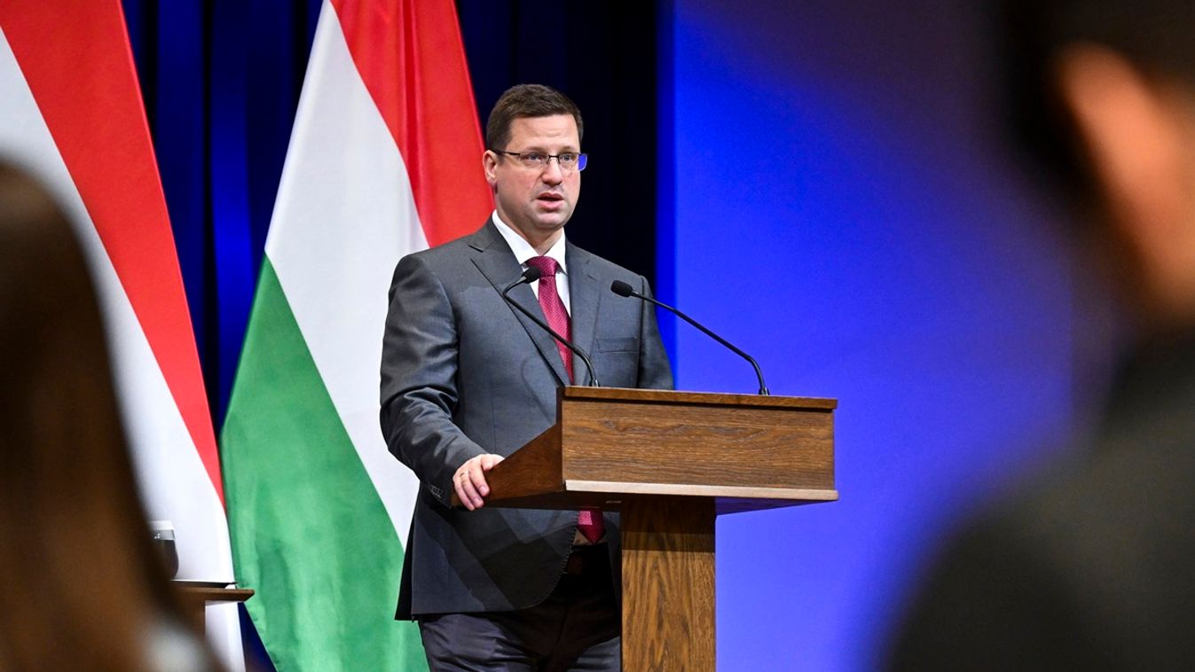 Gulyás Gergely: nem hajtjuk végre az uniós paktumot – Kormányinfó (VISSZANÉZHETŐ)
