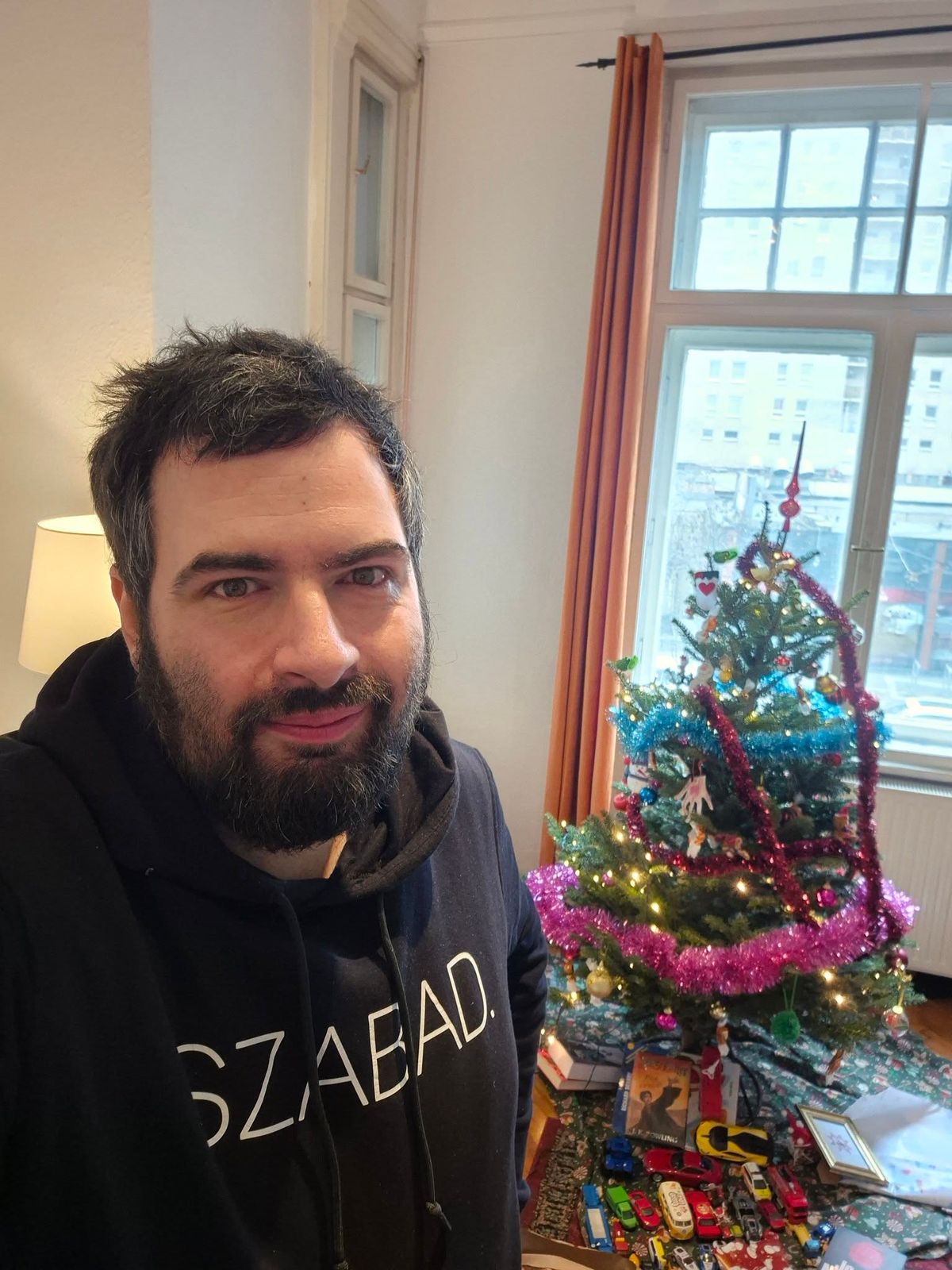 Jámbor András görbe fája jóval több likeot hozott mint a felesleges politizálása karácsonykor. 