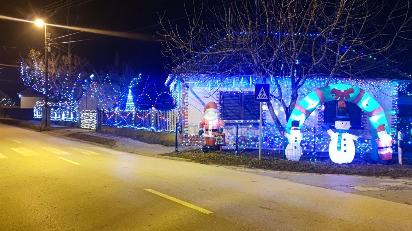 A feljelentgetők szerint túltolta a karácsonyi díszítést egy lakitelki nő, fel is nyomták az önkormányzatnál