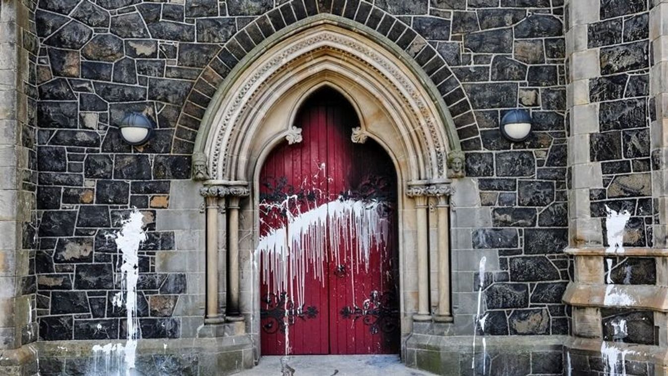 Az Egyesült Királyságban elviszik a rendőrök a keresztényeket, ha kereszténykedni mernek