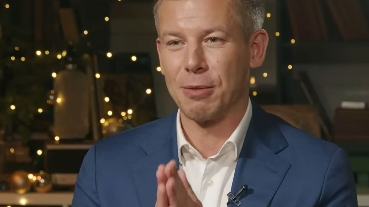 Magyar Pétert épp Szily Nóra kényezteti. De a Reuters szerint a jövőre kirobbanó világháborúban is fontos szerepe lehet a zsebmessiásnak.