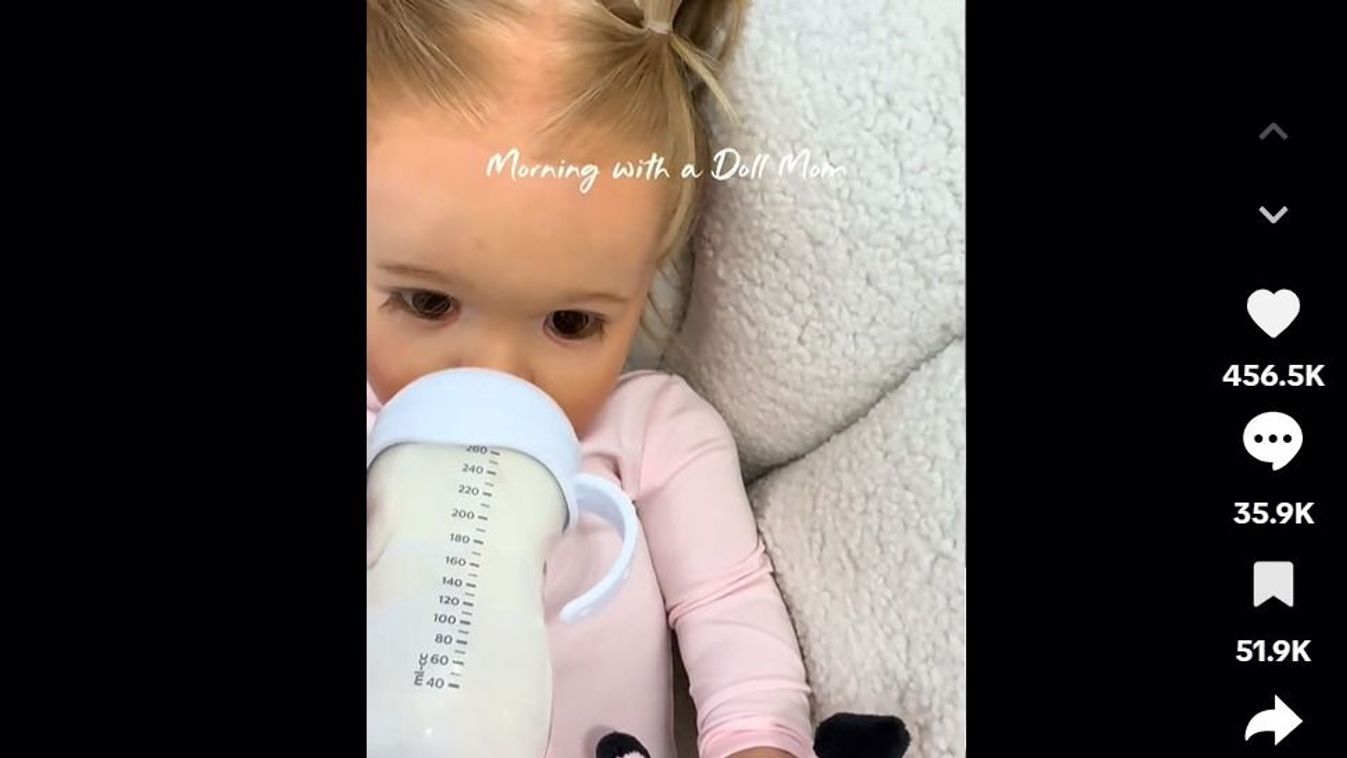 Élethű babákkal játsszák el a napi rutint felnőtt nők a TikTokon