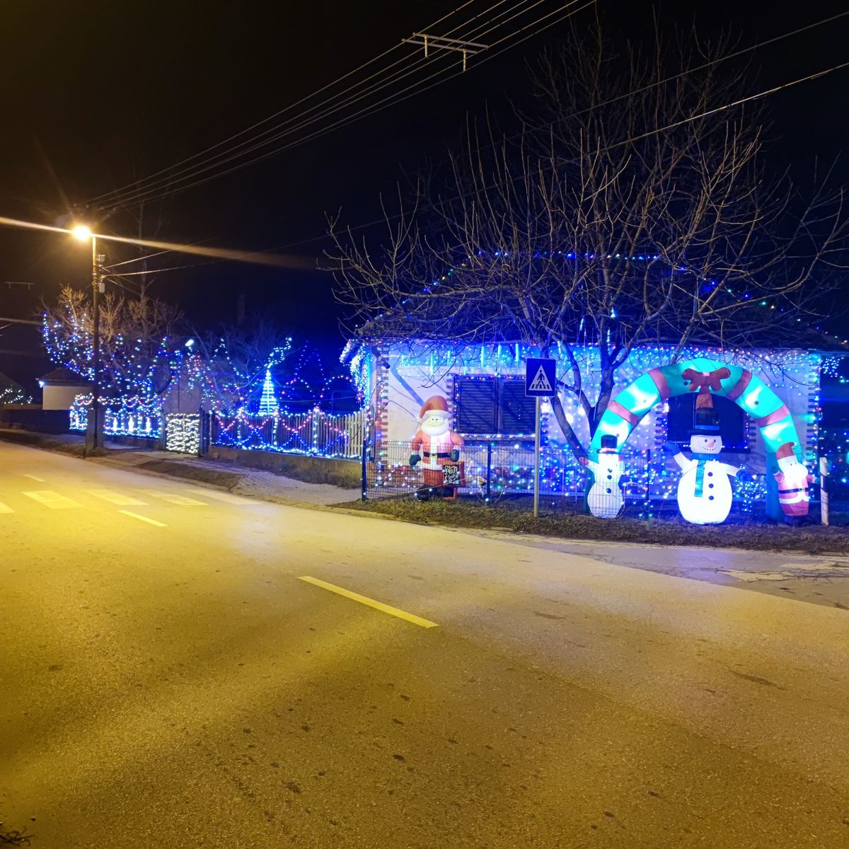 Túltolta a díszeket a nő a háza körül, amiért felelnie kellett.