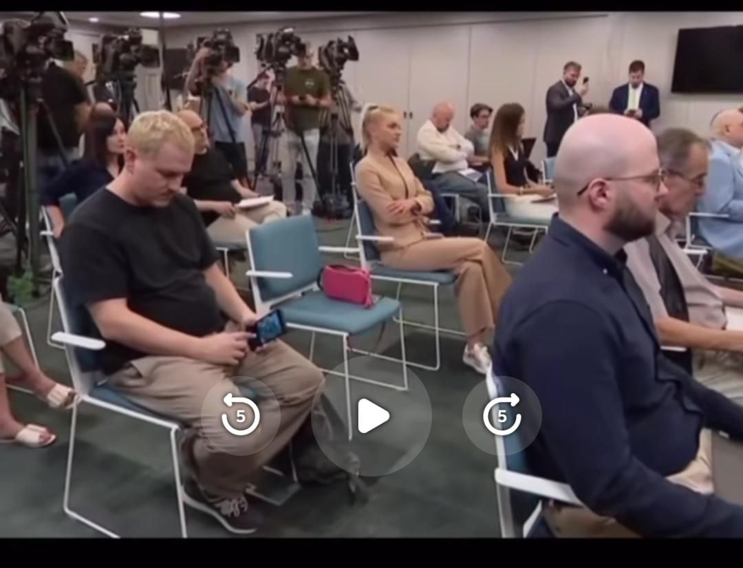 A 444 újságírója a kormányinfón nem csak a tartalomra figyel.