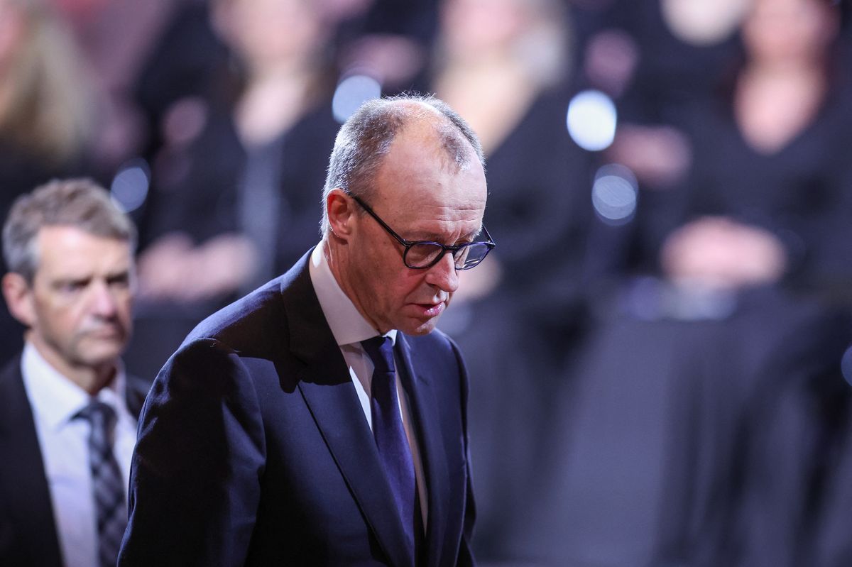 TÜNTETŐK fogadták Merz kancellárt