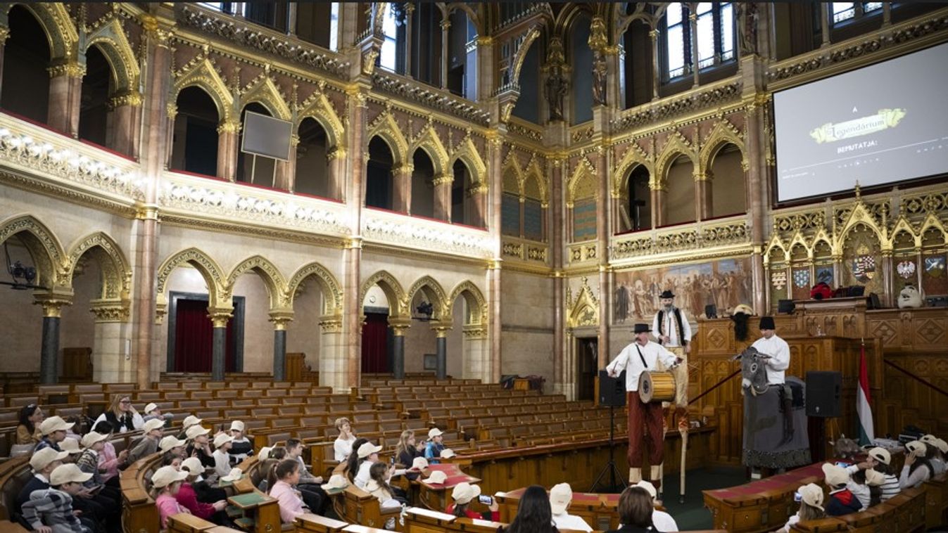 Nyolcszáz hátrányos helyzetű gyereket láttak vendégül a Parlamentben