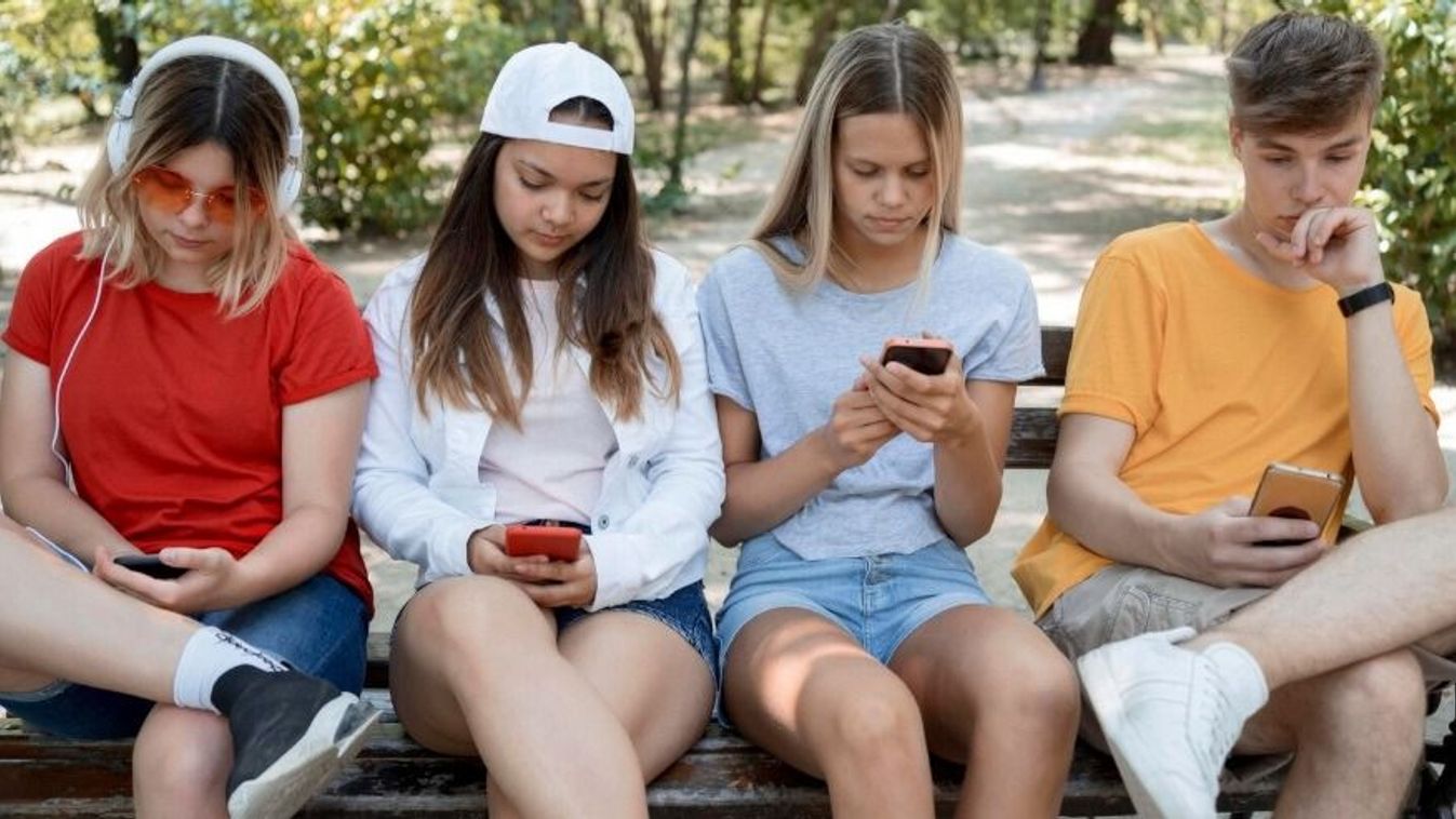 A közösségi média a gyerekek mumusa, ezért tiltani kell?