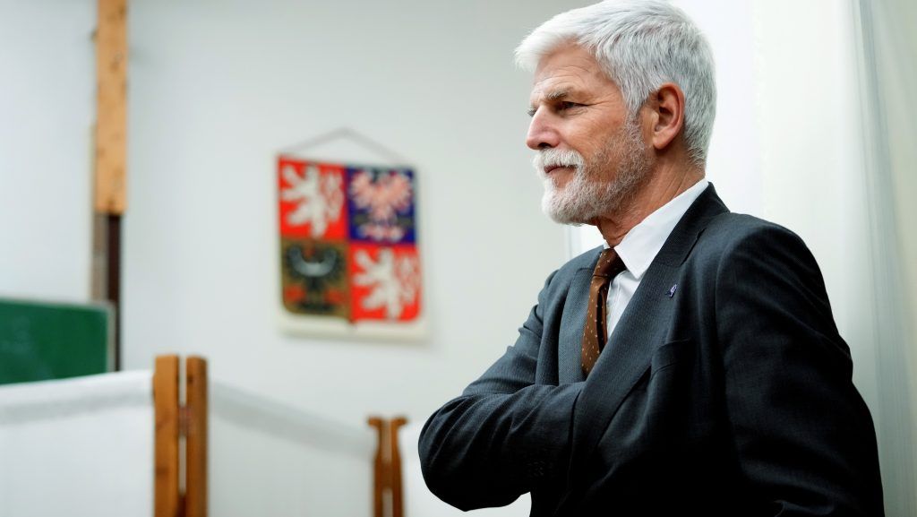 Pavel éppen zsebreteszi a demokráciát