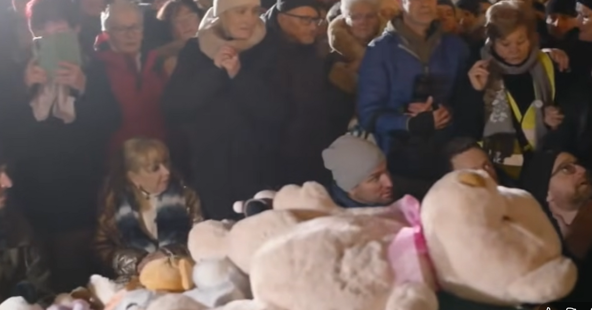 Bütyök előtt áldozott a Nép.